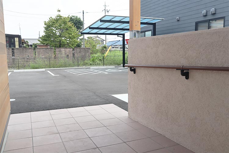 車いす用屋根付き駐車場（スロープで安心）